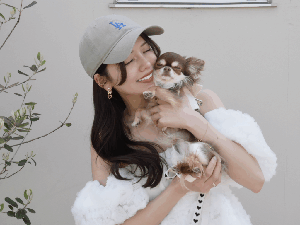 ペットのもなこちゃんと戯れるyoshikoさん